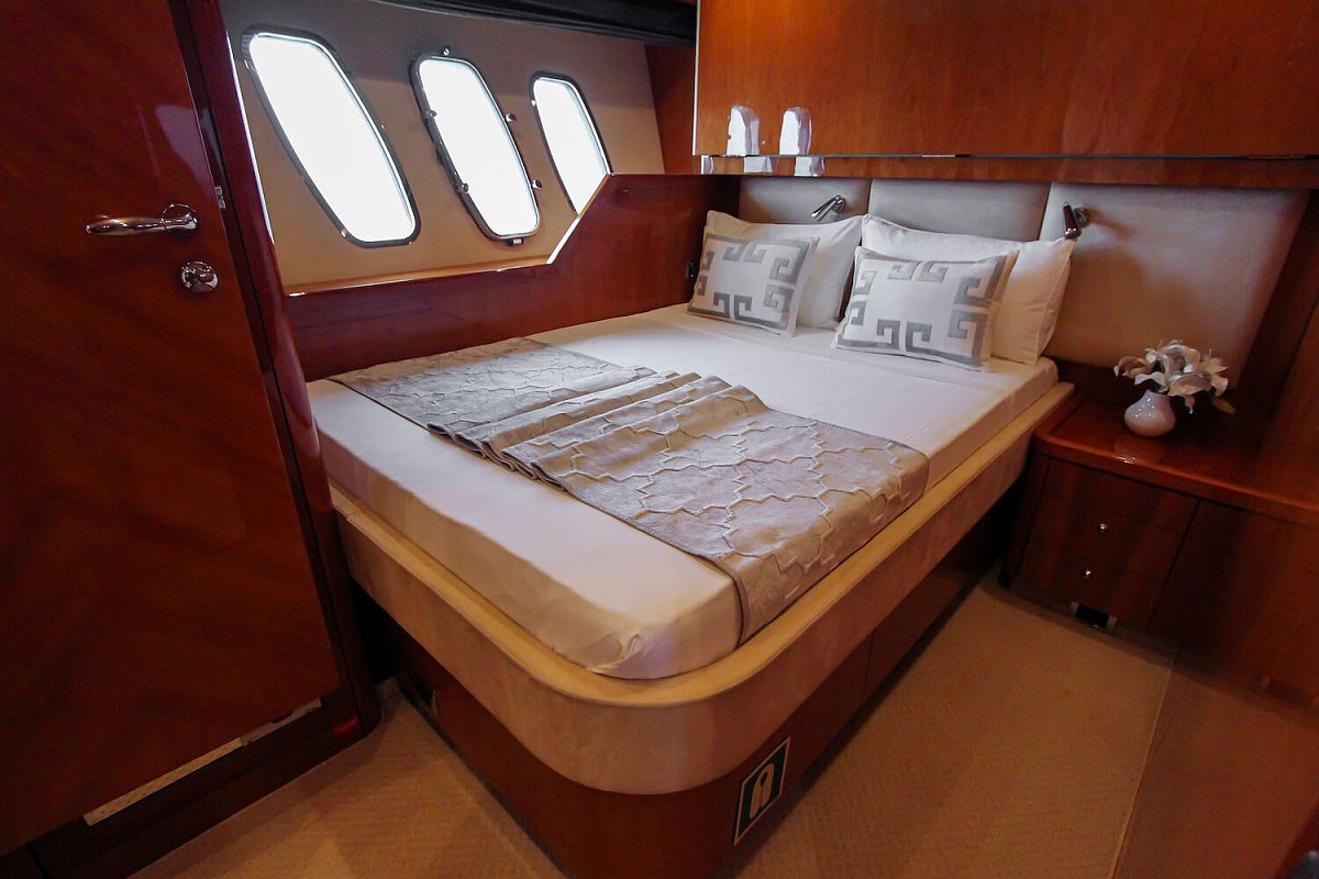 Аренда моторной яхты Sunseeker 90 Notorious в Дубае ОАЭ